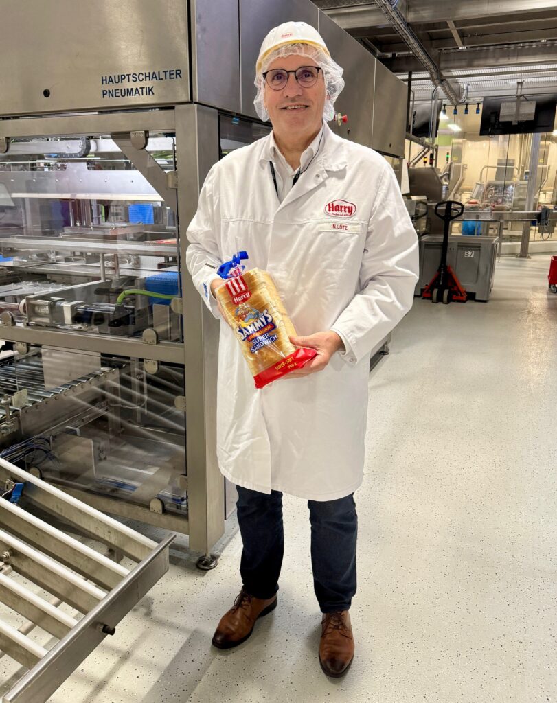 Norbert Lötz, Geschäftsführer Produktion und Technik bei Harry-Brot, präsentiert eine Packung von Sammy’s Super Sandwich. 