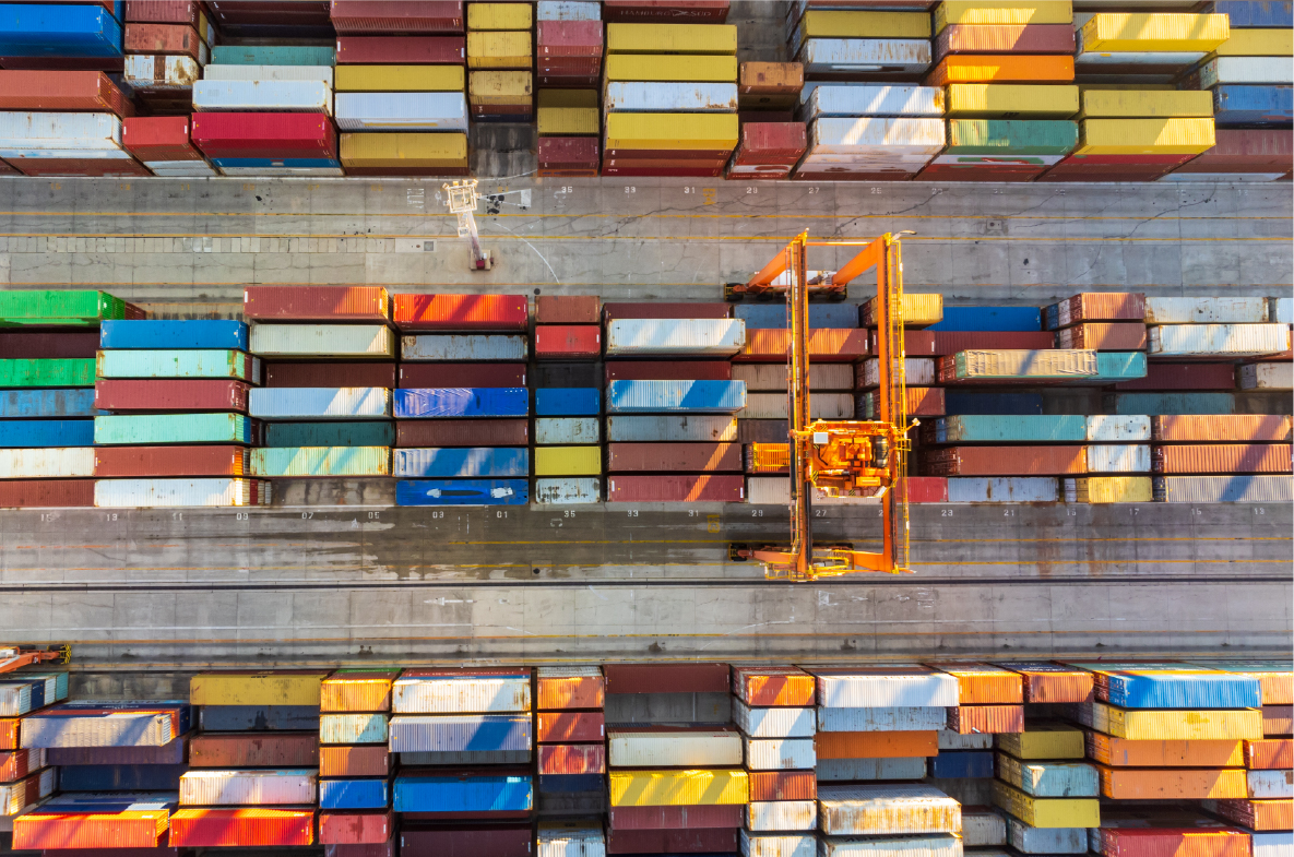 Luftaufnahme eines Containerhafenterminals. Ein buntes Muster von Containern im Hafen.