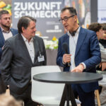 BVE-Geschäftsführer Christoph Minhoff im Gespräch mit Bundesminister für Ernährung und Landwirtschaft, Cem Özdemir, auf dem Messestand der Bundesvereinigung der deutschen Ernährungsindustrie auf der Grünen Woche.