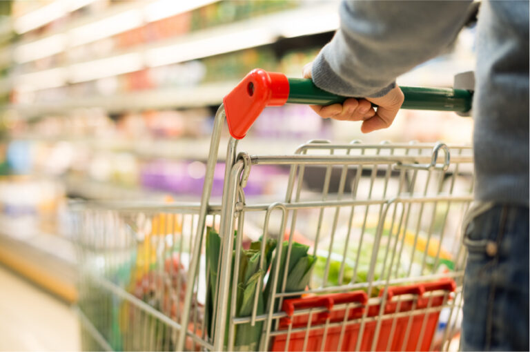 Nahaufnahme eines Mannes, der im Supermarkt einkauft.