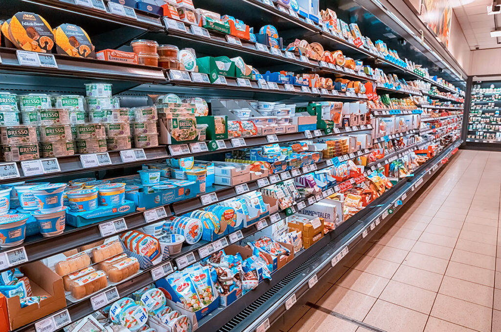 Kühlregal in einem deutschen Supermarkt mit Frischeprodukten